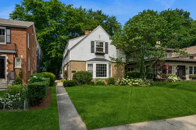 2734 Lawndale Ave, Evanston, IL 60201
