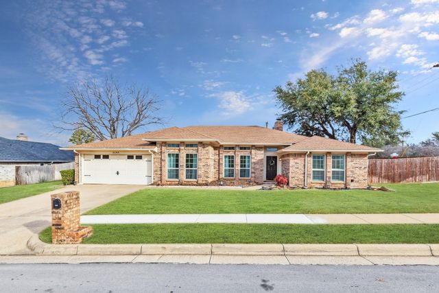 1141 Woodvale Dr, Bedford, TX 76021