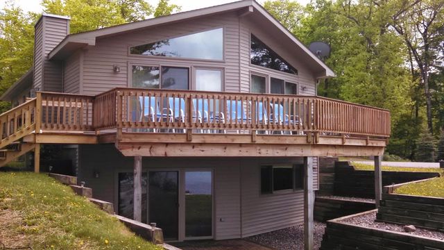 8257 Maplewood Ln, Eagle River, WI 54521