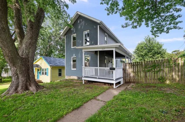 2015 Leclaire St, Davenport, IA 52803