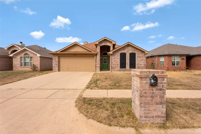 4816 Sapphire Ln, Granbury, TX 76049