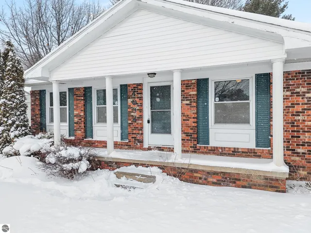 4032 Hearthside Dr, Traverse City, MI 49684