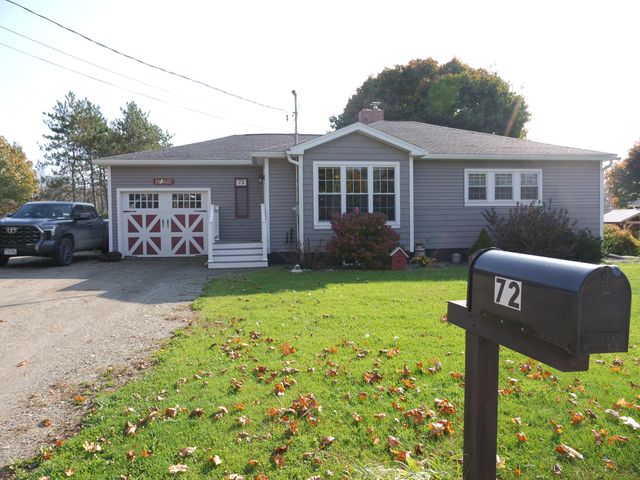 72 Exeter Road, Corinth, ME 04427