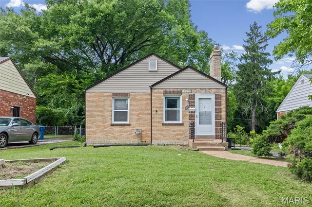 305 Newell Dr, Saint Louis, MO 63135