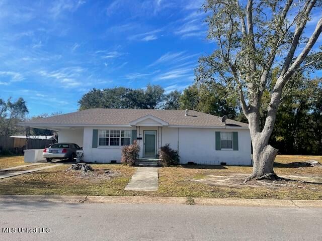 5207 Lakeview Dr, Moss Point, MS 39563