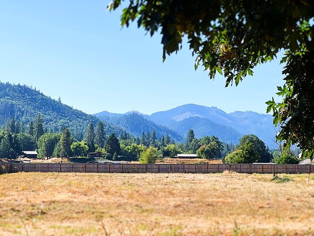 2923 Rogue River Hwy, Gold Hill, OR 97525