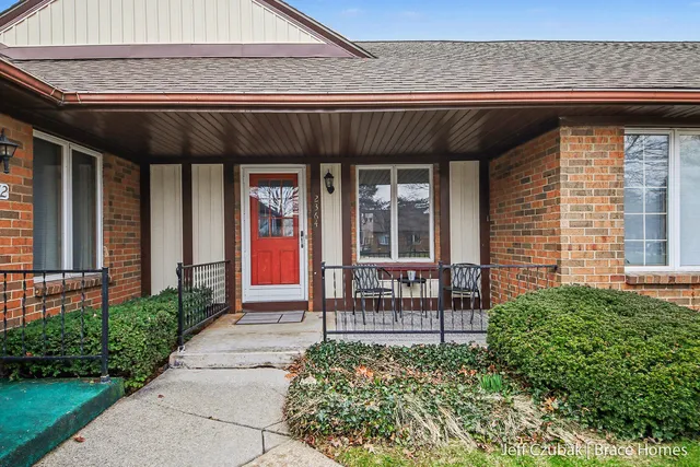 2364 Radcliff Village Dr SE, Grand Rapids, MI 49546