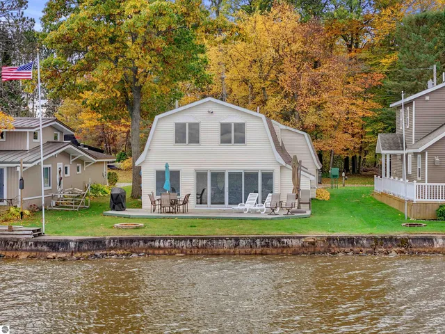 140 Forest Lawn Dr, Cadillac, MI 49601
