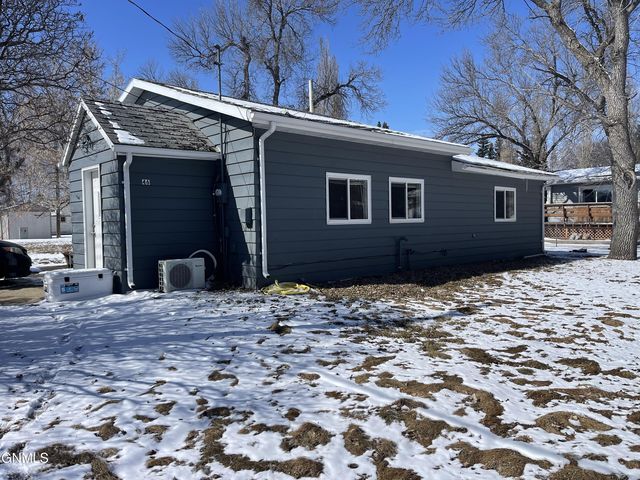 46 S  Lincoln Ave, Center, ND 58530