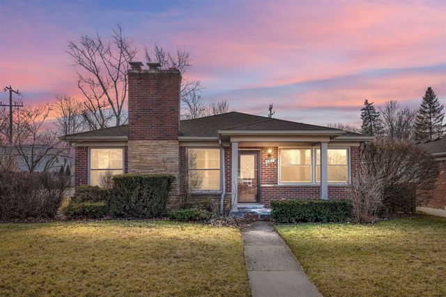 681 Hollywood Ave, Grosse Pointe Woods, MI 48236