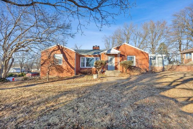 3405 Gene Field Rd, Saint Joseph, MO 64506