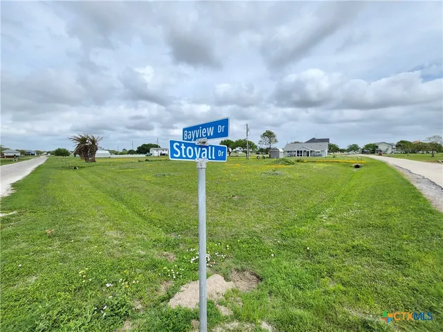 711 Bayview Dr, Palacios, TX 77465