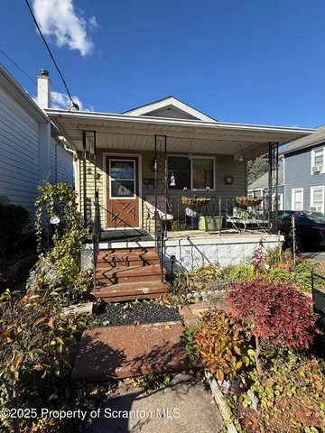 817 Lincoln St, Dickson City, PA 18519