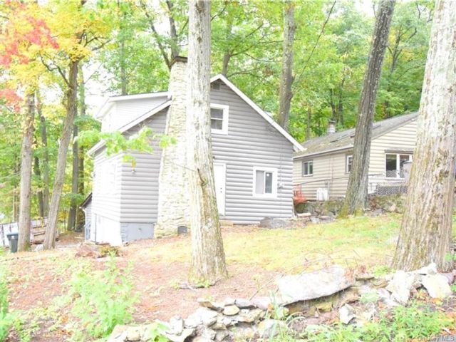 7 Wildwood Dr, Greenwood Lake, NY 10925