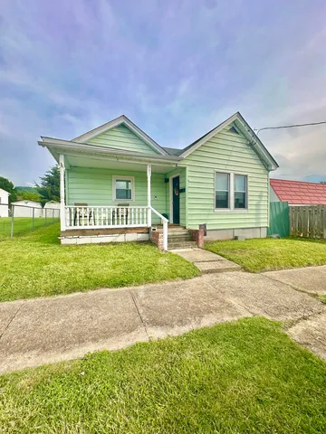 305 E  Pine St, Covington, VA 24426