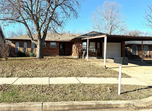 109 S  Patterson Dr, Moore, OK 73160