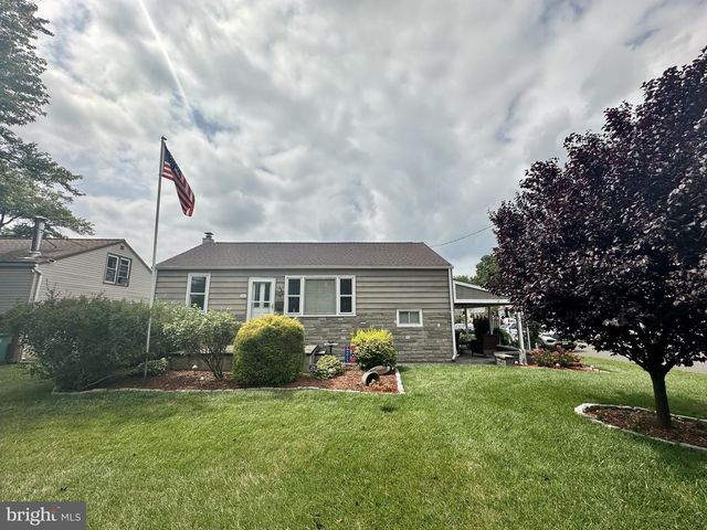 24 Mill Creek Rd, Levittown, PA 19057