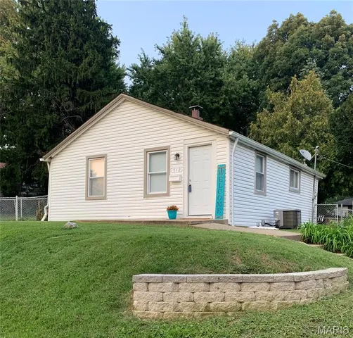 312 Superior Dr, Saint Louis, MO 63135
