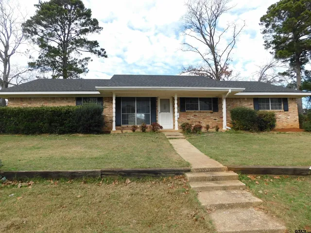 2216 Pinecrest Dr, Gladewater, TX 75647