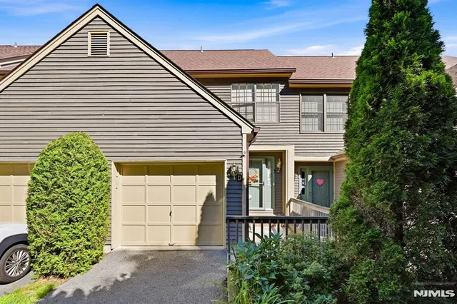 48 Beacon Hill Rd #D, West Milford, NJ 07480