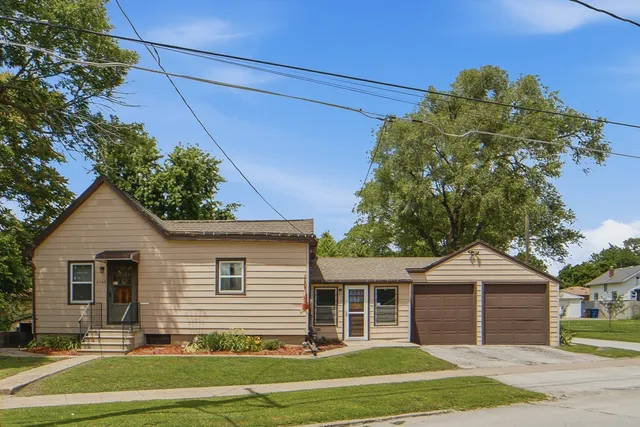 2262 Easton Blvd, Des Moines, IA 50317