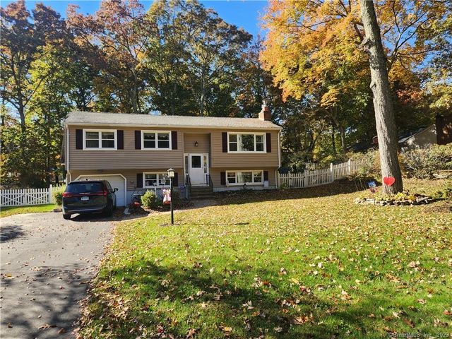 15 Maplewood Dr, East Lyme, CT 06333