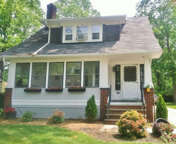 951 Montford Rd, Cleveland Heights, OH 44121