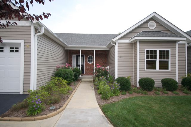 325 Charlestown Dr, Hendersonville, NC 28792