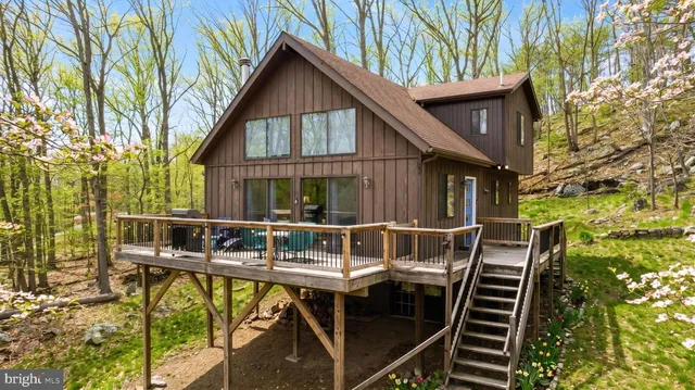 220 Leisure Ln, Berkeley Springs, WV 25411