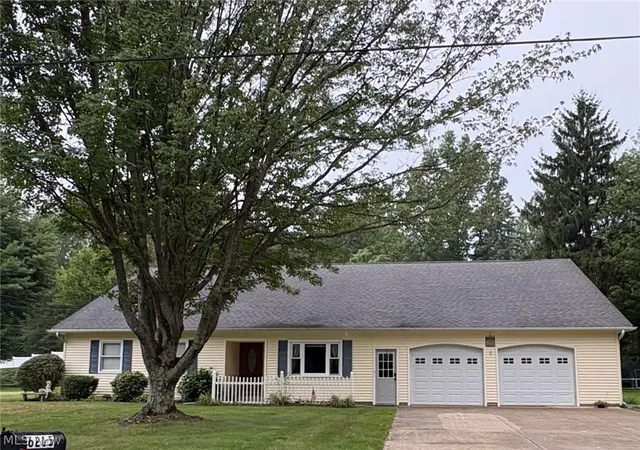 6215 Robinhood Ln, Ashtabula, OH 44004