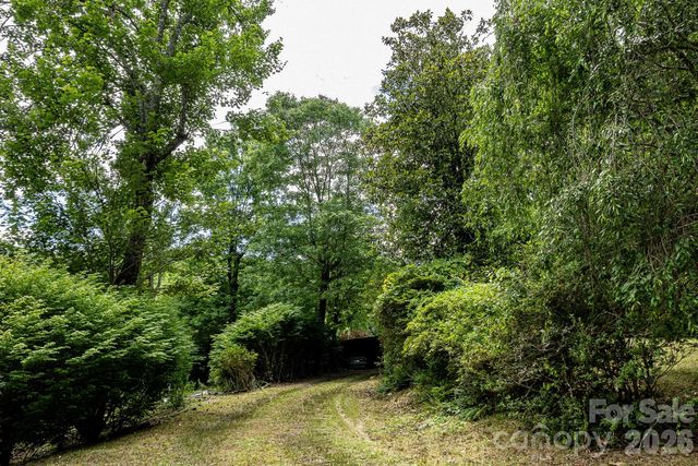82 Englewood Dr, Hendersonville, NC 28739