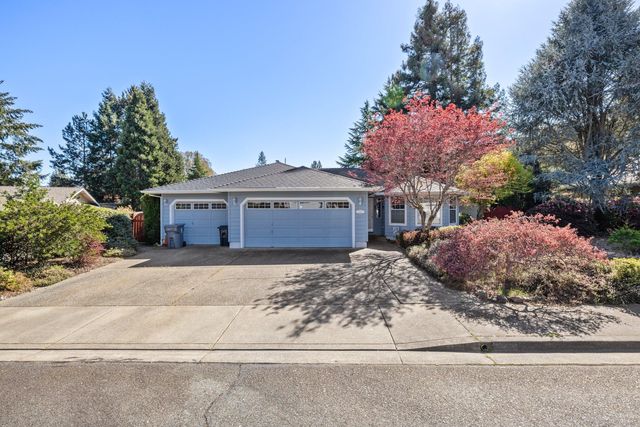 207 NW Sinclair Dr, Grants Pass, OR 97526