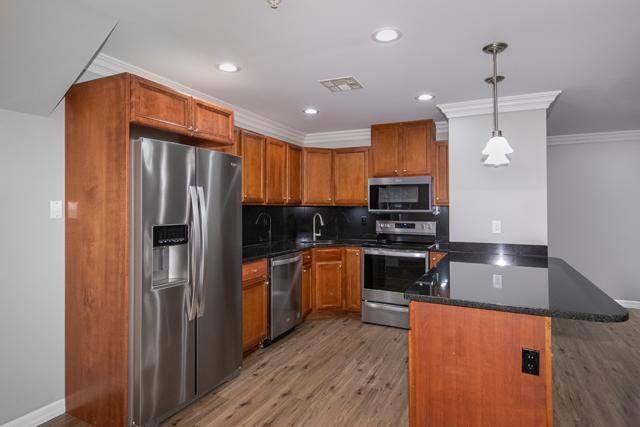 2200 Dolphin Ln #6b9e42444, Holbrook, NY 11741