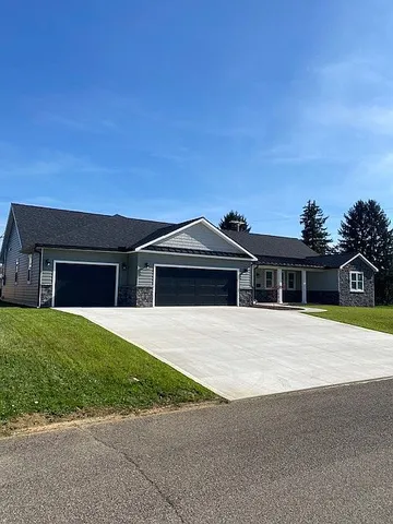 400 Crooks Ave, Ravenswood, WV 26164