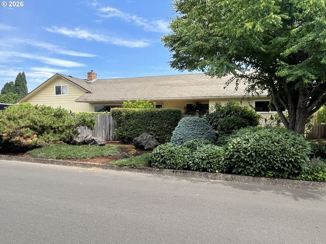 2641 Castle Dr, Springfield, OR 97477