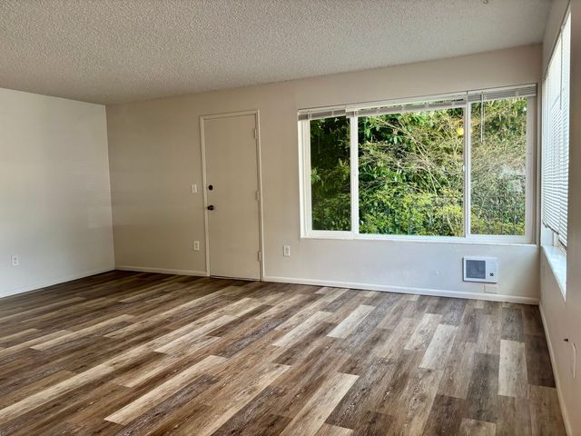9711 Greenwood Ave  N #102, Seattle, WA 98103