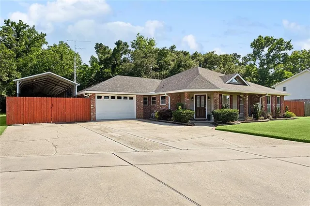 3 S  Lake Ct, Violet, LA 70092