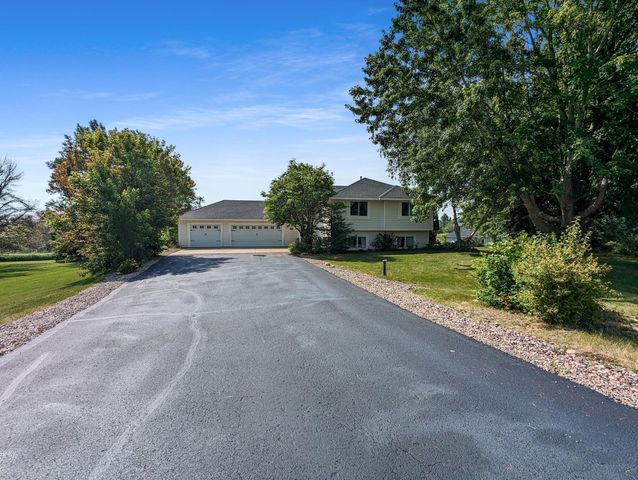 610 Golfview Ct, Mantorville, MN 55955