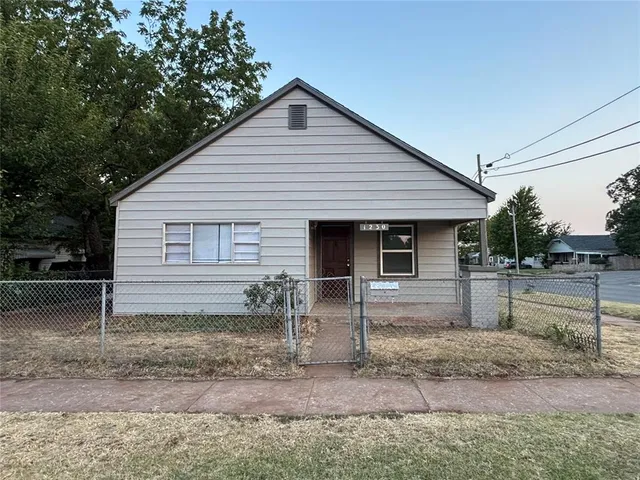 1230 W  Modelle Ave, Clinton, OK 73601