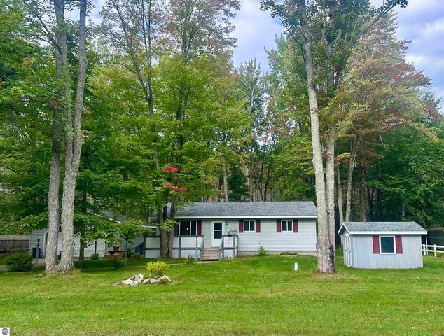 5721 Maple Dr SW, South Boardman, MI 49680