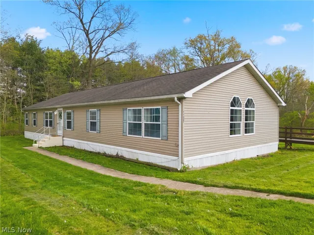 11327 4th St   NE, Magnolia, OH 44643