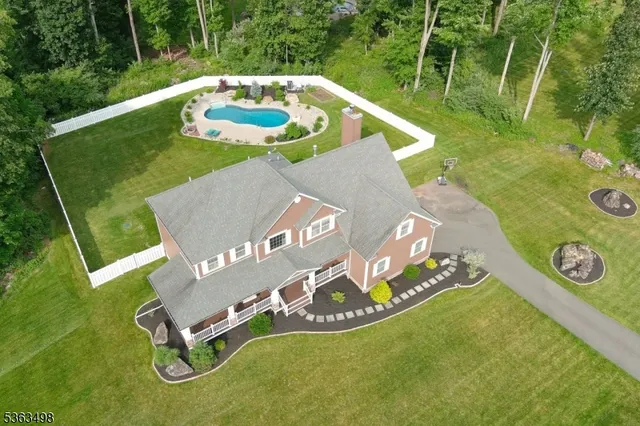 24 Eagles Nest Rd, Newton, NJ 07860