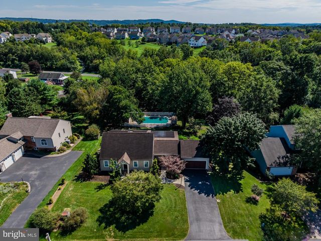 8 W  Christopher Ct, Hummelstown, PA 17036