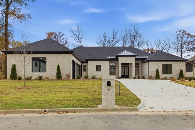 311 Devoe Bend Dr, Maumelle, AR 72113