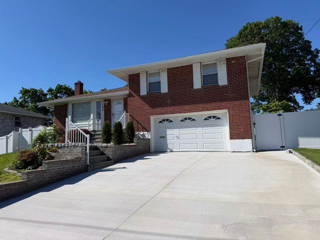 106 Robbins Ln, Jericho, NY 11753