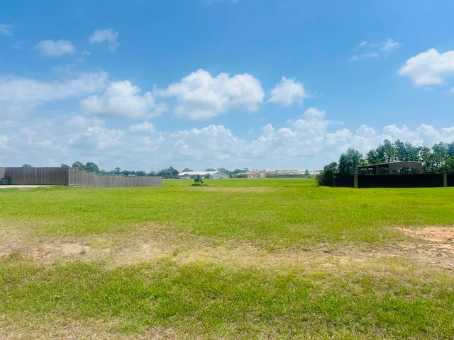 205 Potomac Dr, Bridge City, TX 77611