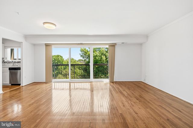 3240 S  28th St #403, Alexandria, VA 22302