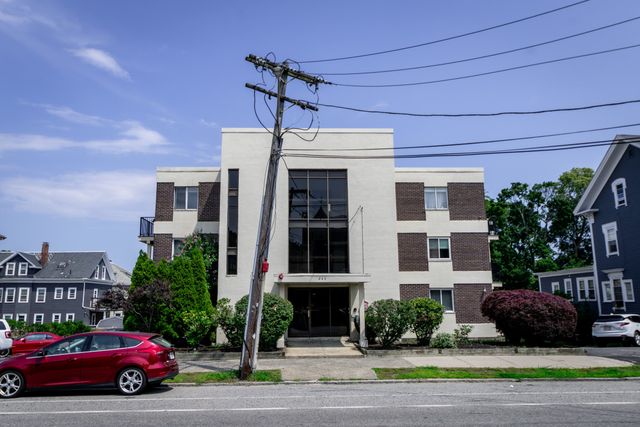 245 Lafayette St #2D, Salem, MA 01970