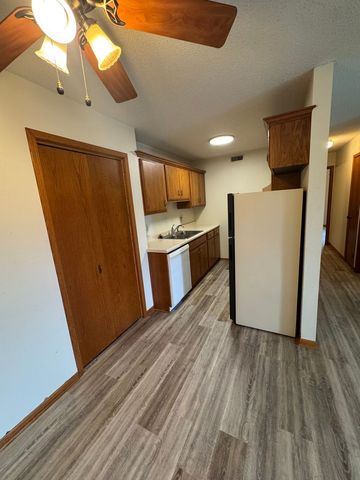 409 E  15th St #6, Pella, IA 50219