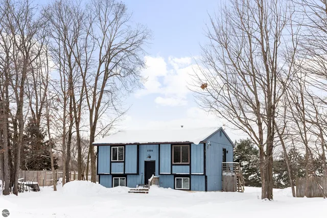 1806 Radcliffe Rd, Traverse City, MI 49685